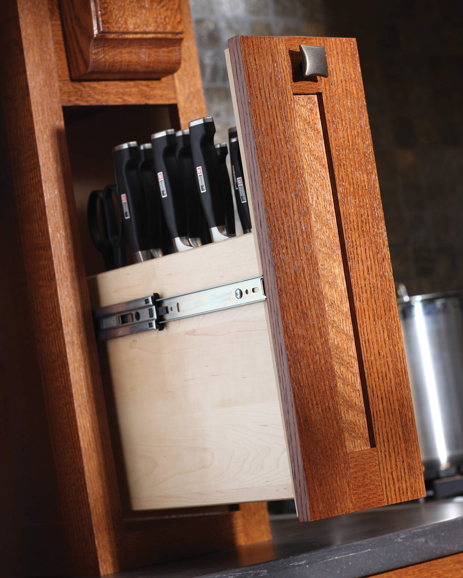 Keep your cutlery collection sharp, protected, and close at hand, concealed in a Wood Hood Pull-Out next to the cooking area.
